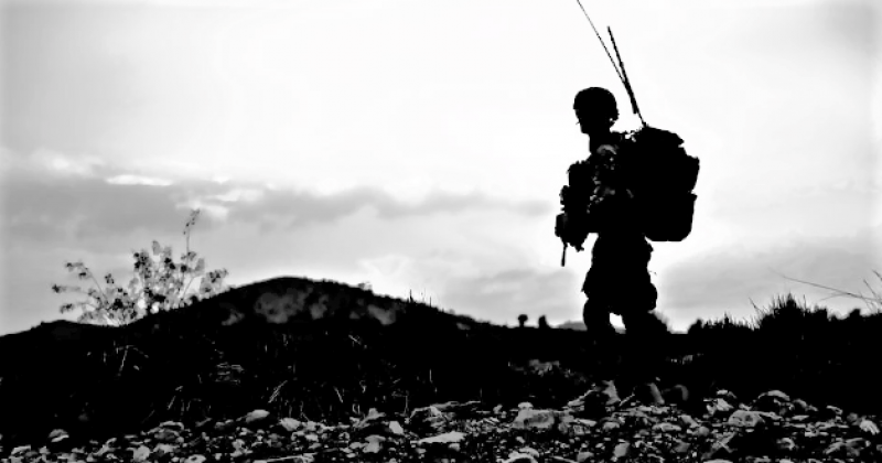 Perfil de un soldado caminando